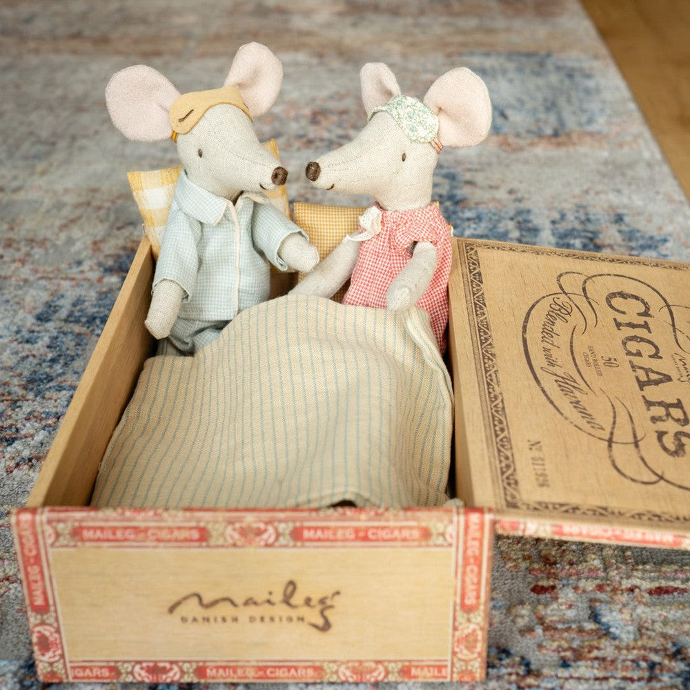 Maileg mom and dad mice in cigar box 2022